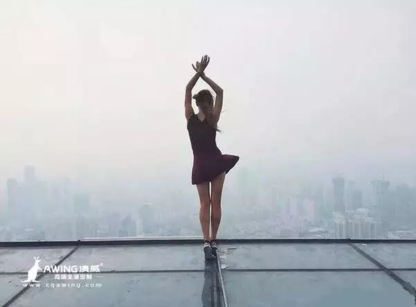 重庆澳威全屋定制：Angela Nikolau楼顶跳舞